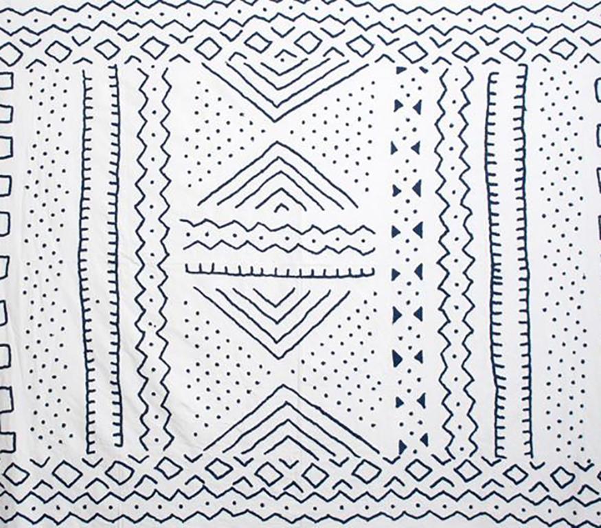Tribal Inspired White and Navy Embroidered Coverlet Bedspread or Wall Hanging (Stammeskunst) im Angebot