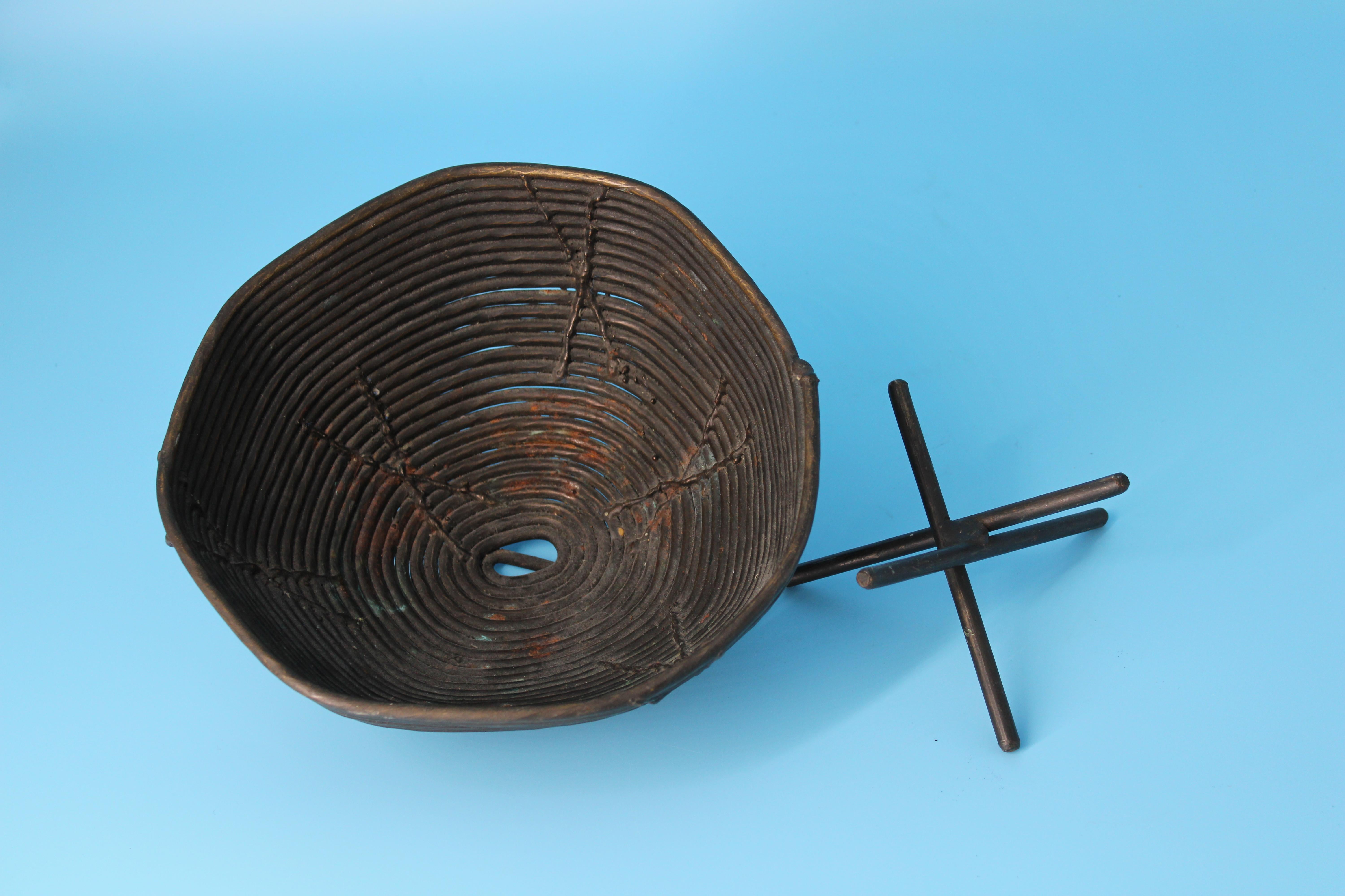 Cuenco tribal de hierro sobre soporte Forjado en venta