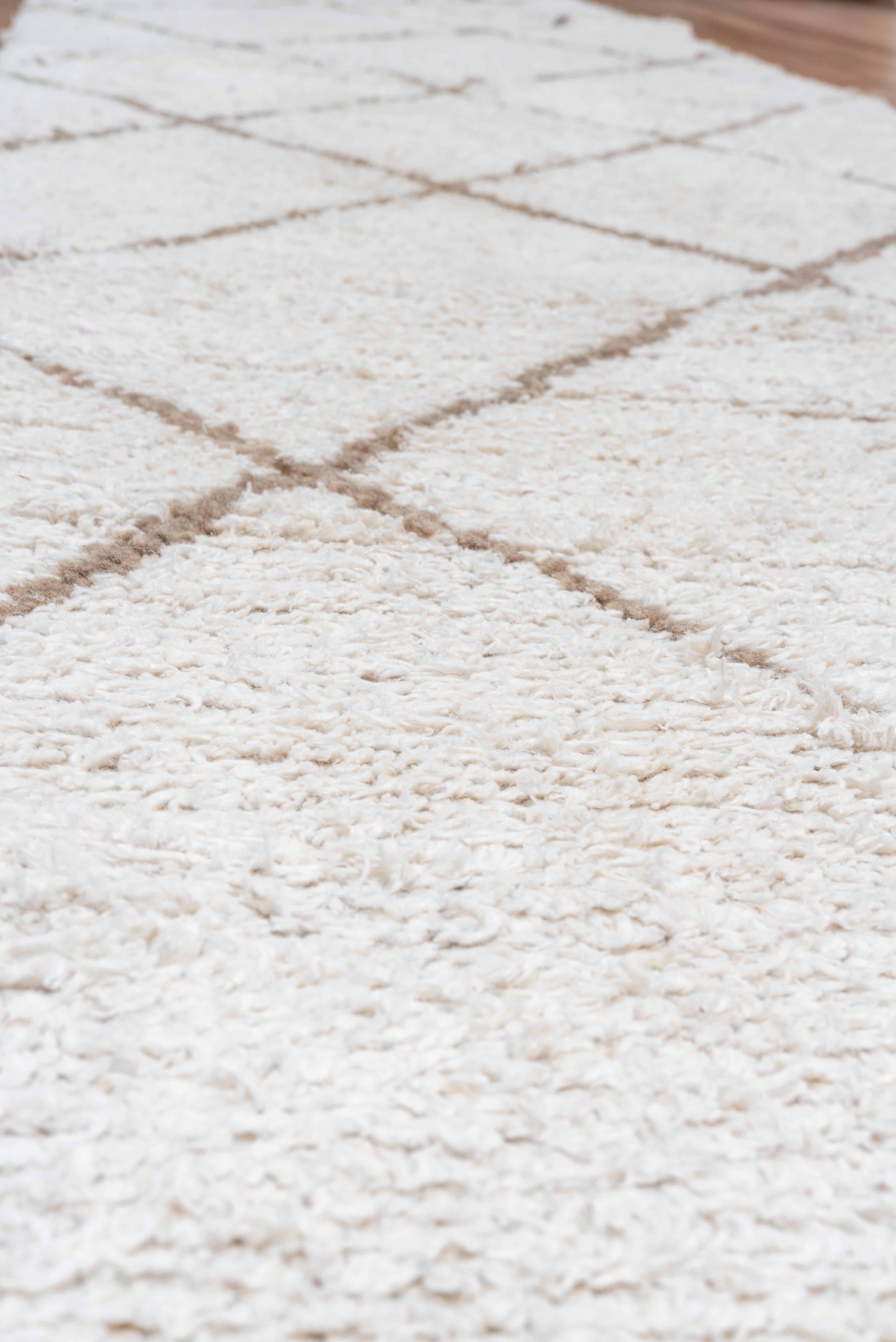 Dieser Teppich (91924) zeigt lange diagonale Linien auf einem weißen Wollfeld. 