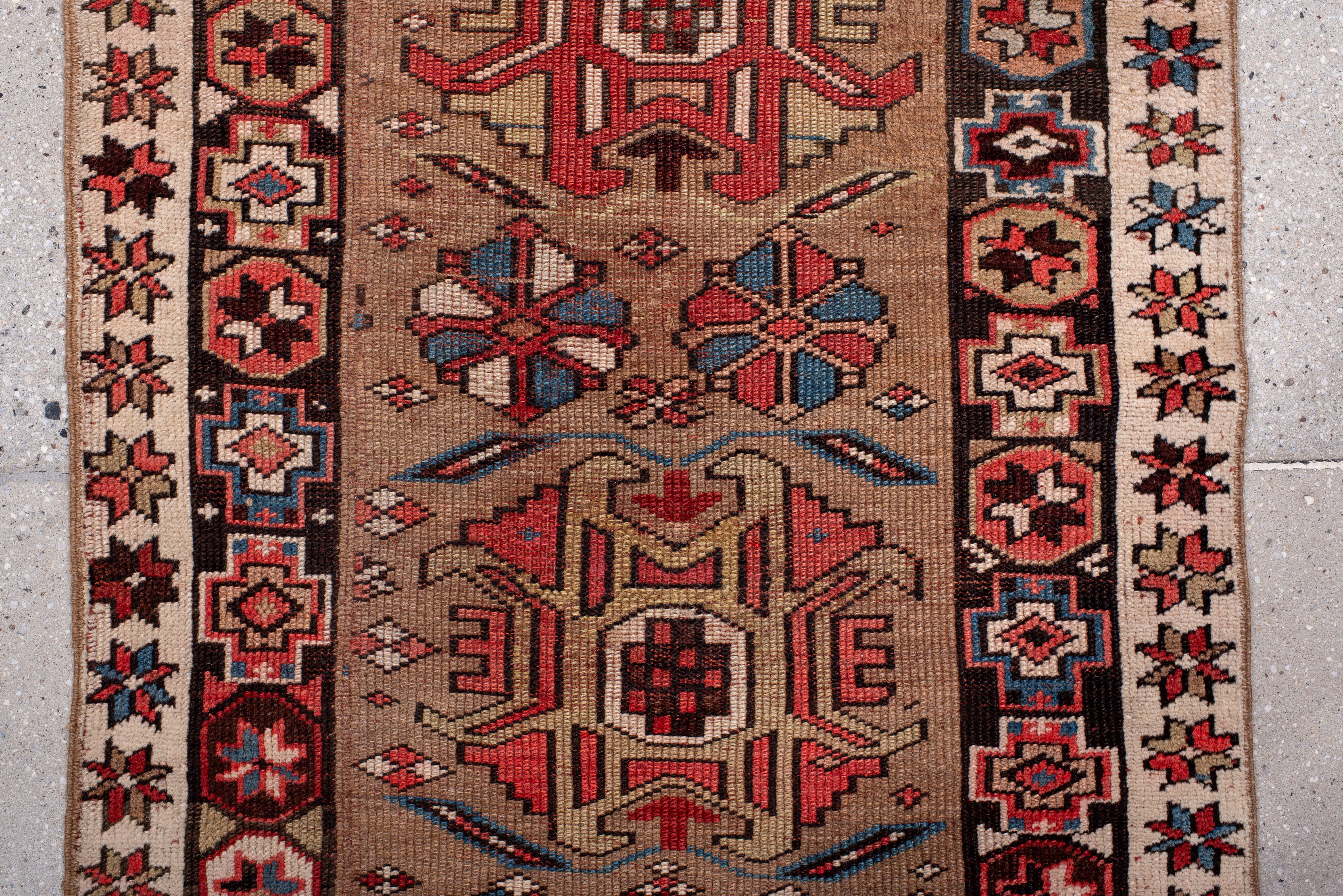 20ième siècle Médaillon tribal Karabagh Design/One avec motifs floraux en vente