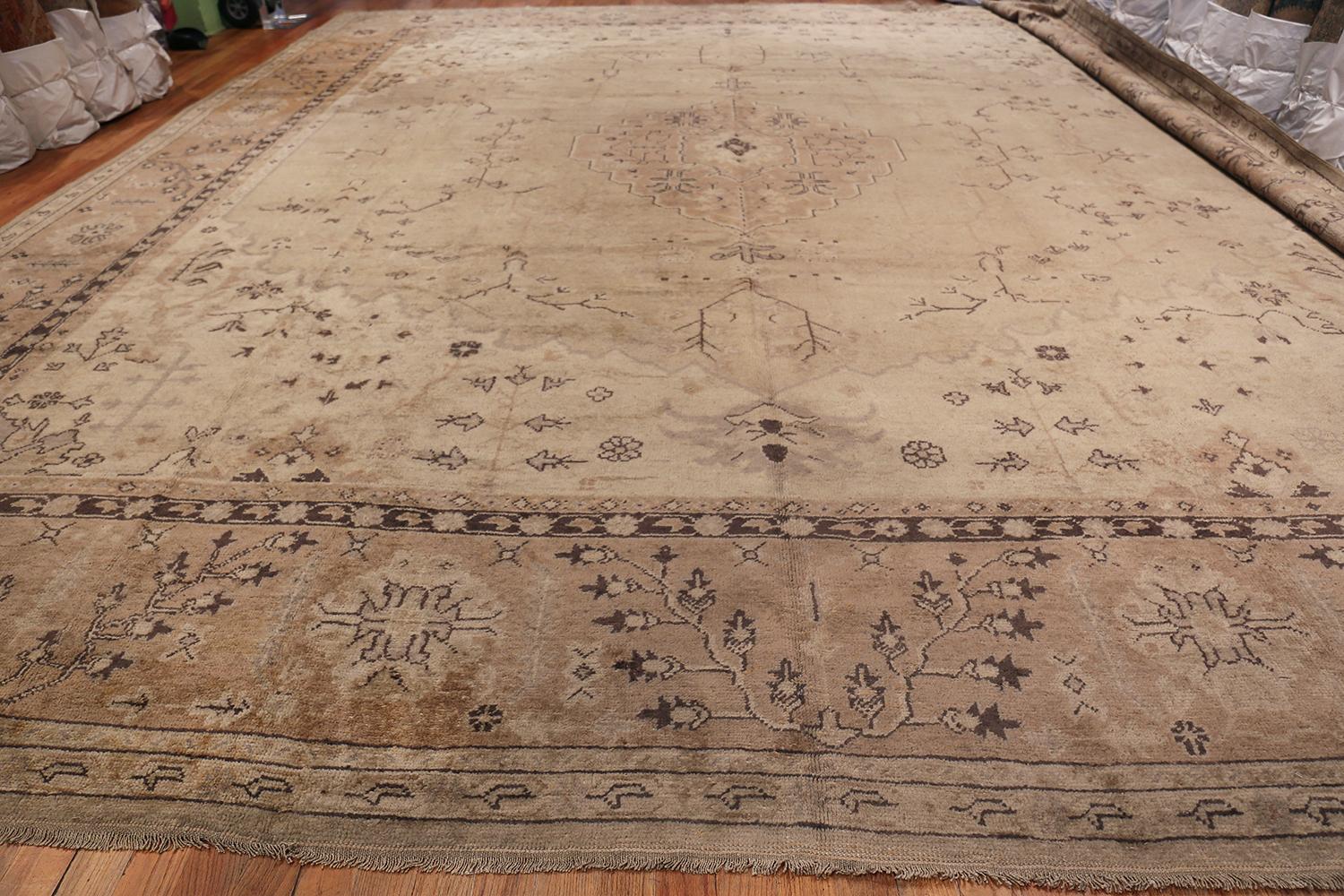 Antique decorative and Quite Large Turkish Ghiordes Rug, Origin: Turkey, Woven Circa: 1900 – Highly reminiscent of the carpets from nearby Oushak, this lovely antique Ghiordes rug has an elegant medallion design with corner pieces surrounding