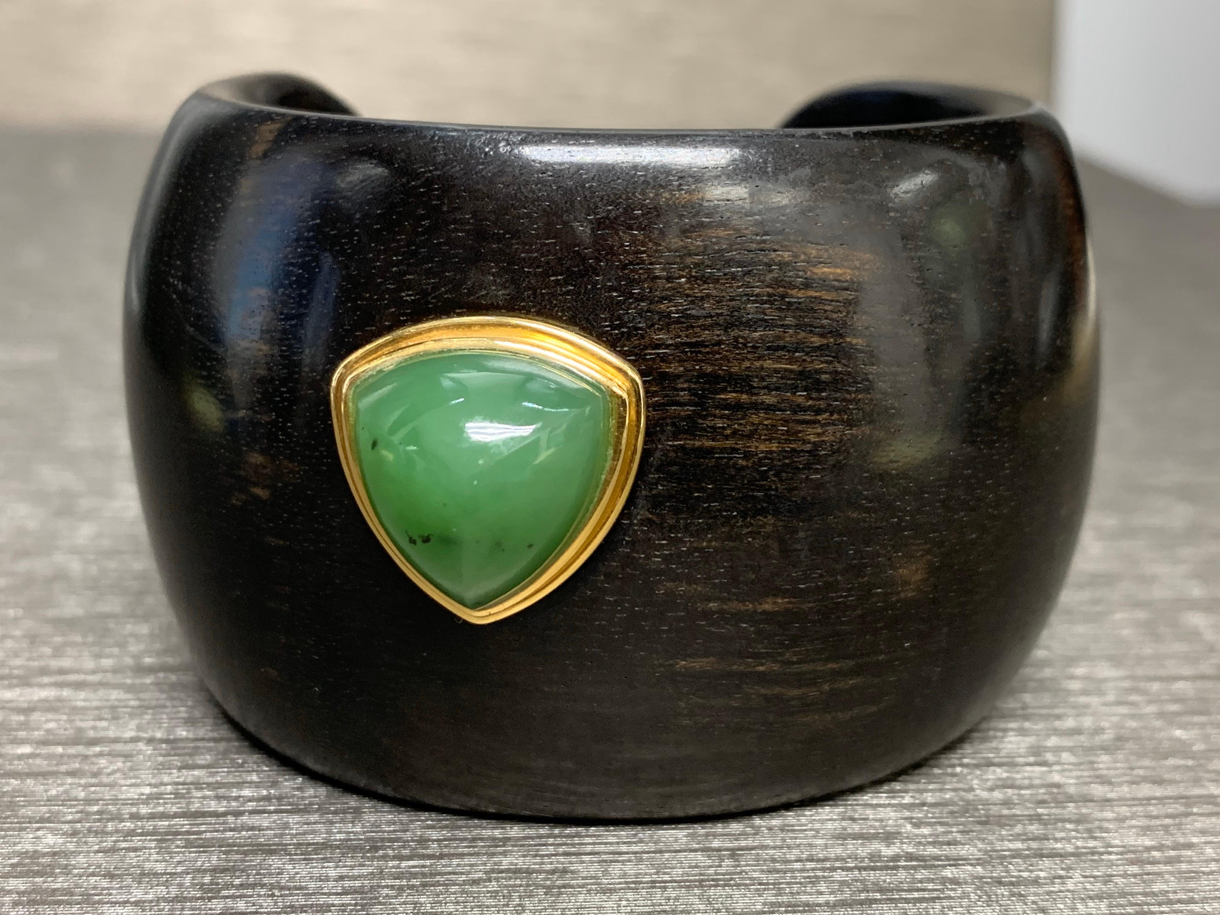 4.86 Carat Green Aventurine, Ebony Wood Bracelet, Made in Italy. 

Featuring a Green Aventurine Stone Ebony Wood Bracelet with a total weight of 4.86 carats, Hand Made in Italy

This one-of-a-kind bracelet was created by hand in Italy is certified,