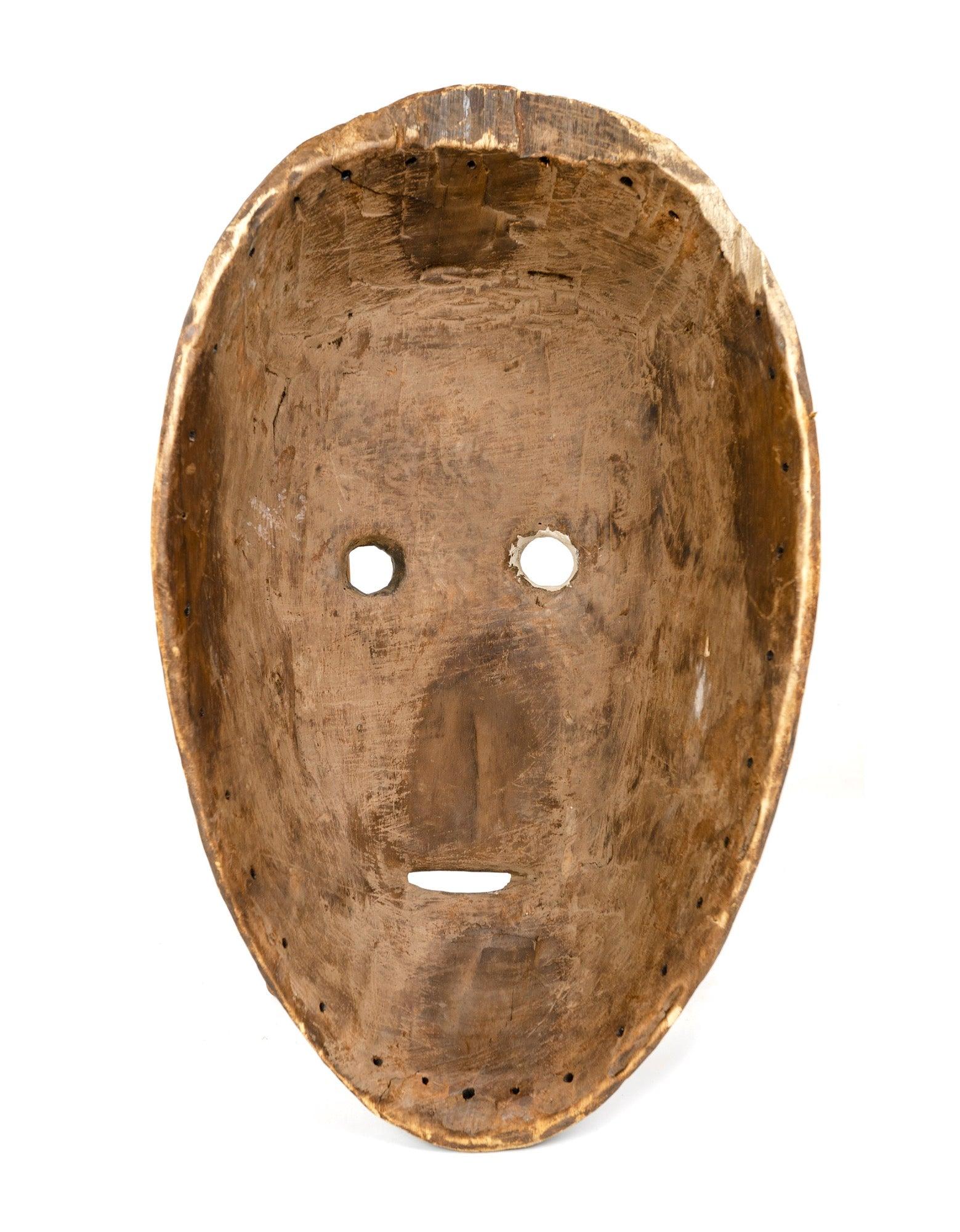 Maschera tribale nigeriana scolpita a mano con ornamenti in metallo piegato e testa di chiodo