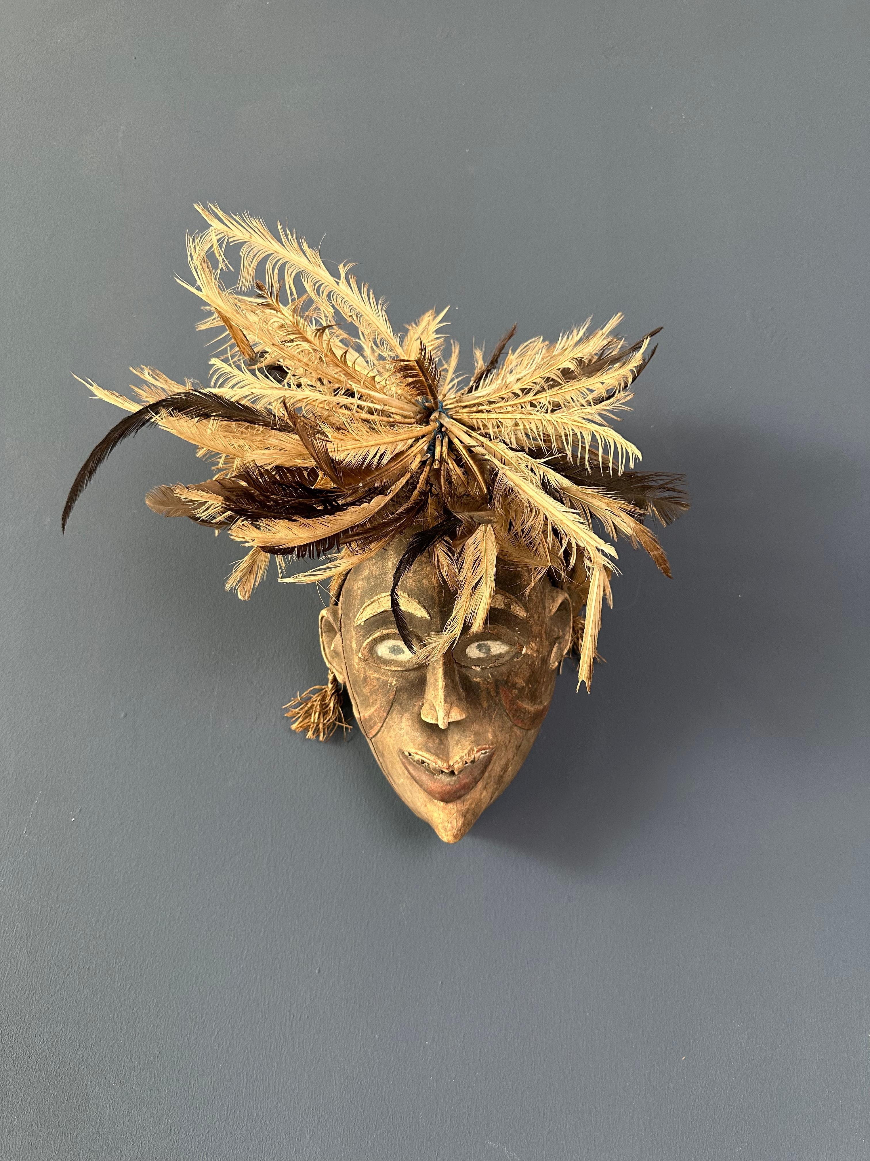 XIXe siècle Masque tribal avec décoration de tête de plumes en vente