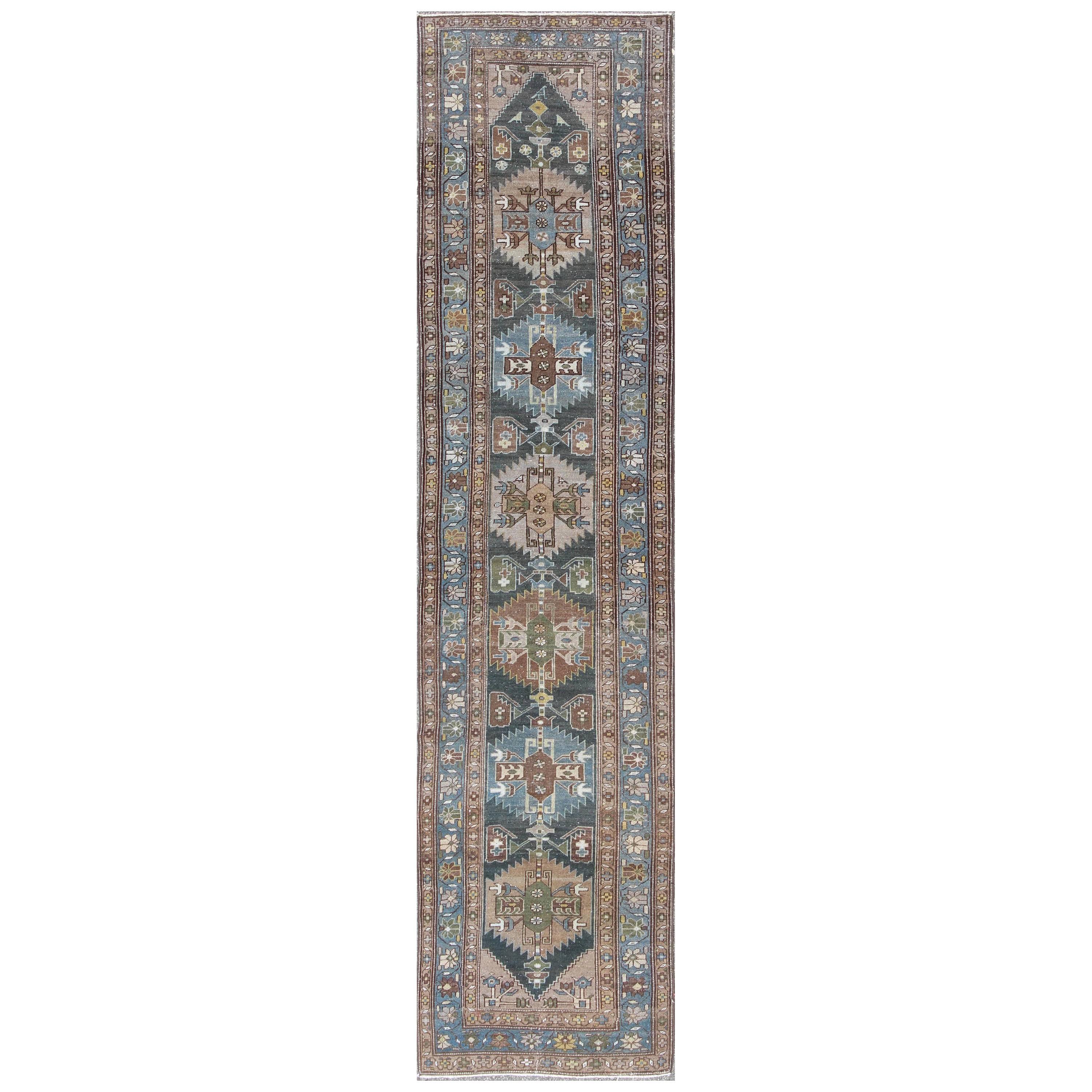 Traves de Mesa Persa Antiguo Hamedan con Medallón Tribal en tonos tostados, topo y azul