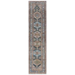 Médaillon tribal persan ancien tapis de couloir Hamedan dans les tons beige, taupe et bleu