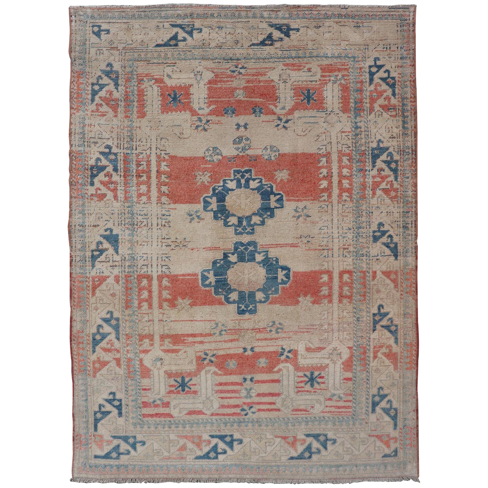 Oushak turco vintage dal design a medaglione tribale in crema, blu e terracotta in vendita