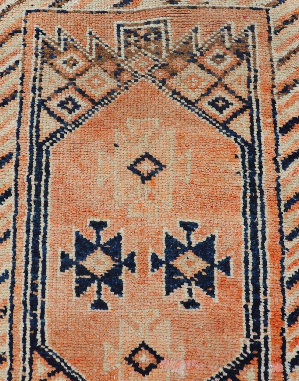 Türkischer Tribal-Medaillon-Design Vintage-Läufer in Orange und Marineblau (Handgeknüpft) im Angebot