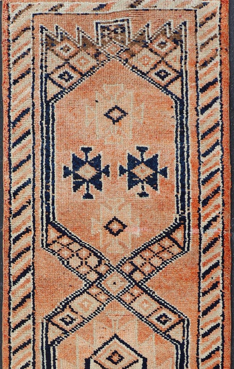 Türkischer Tribal-Medaillon-Design Vintage-Läufer in Orange und Marineblau (Wolle) im Angebot