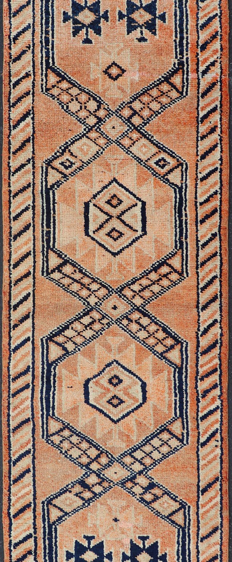 Türkischer Tribal-Medaillon-Design Vintage-Läufer in Orange und Marineblau im Angebot 1