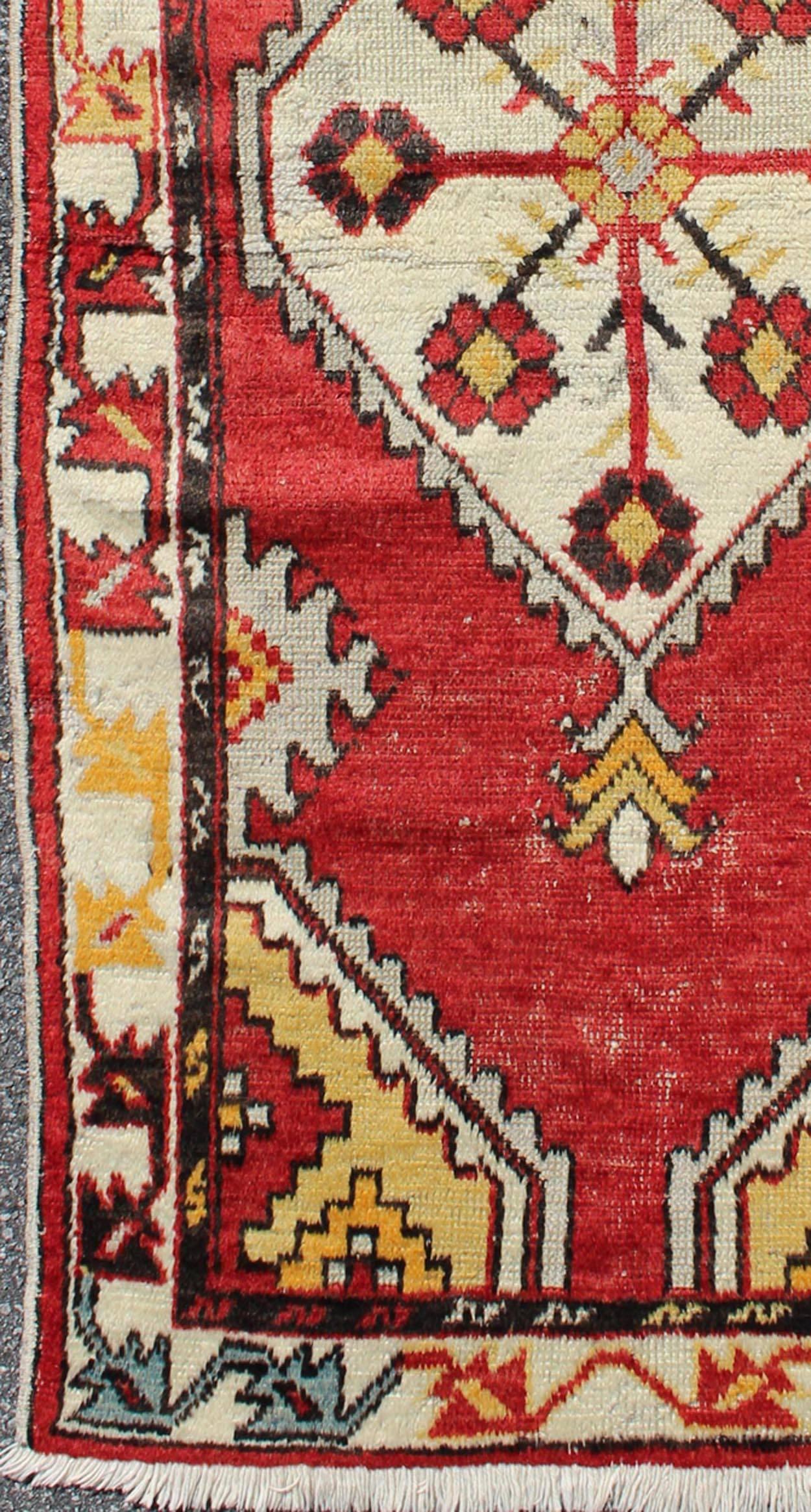 1930s Tribal Medallion vintage Turkish Oushak rug in red, brown, gray, yellow, rug H-602-21, country of origin / type: Turkey / Oushak, circa 1930

This vintage Turkish Oushak carpet (circa 1930) features a central medallion design, as well as