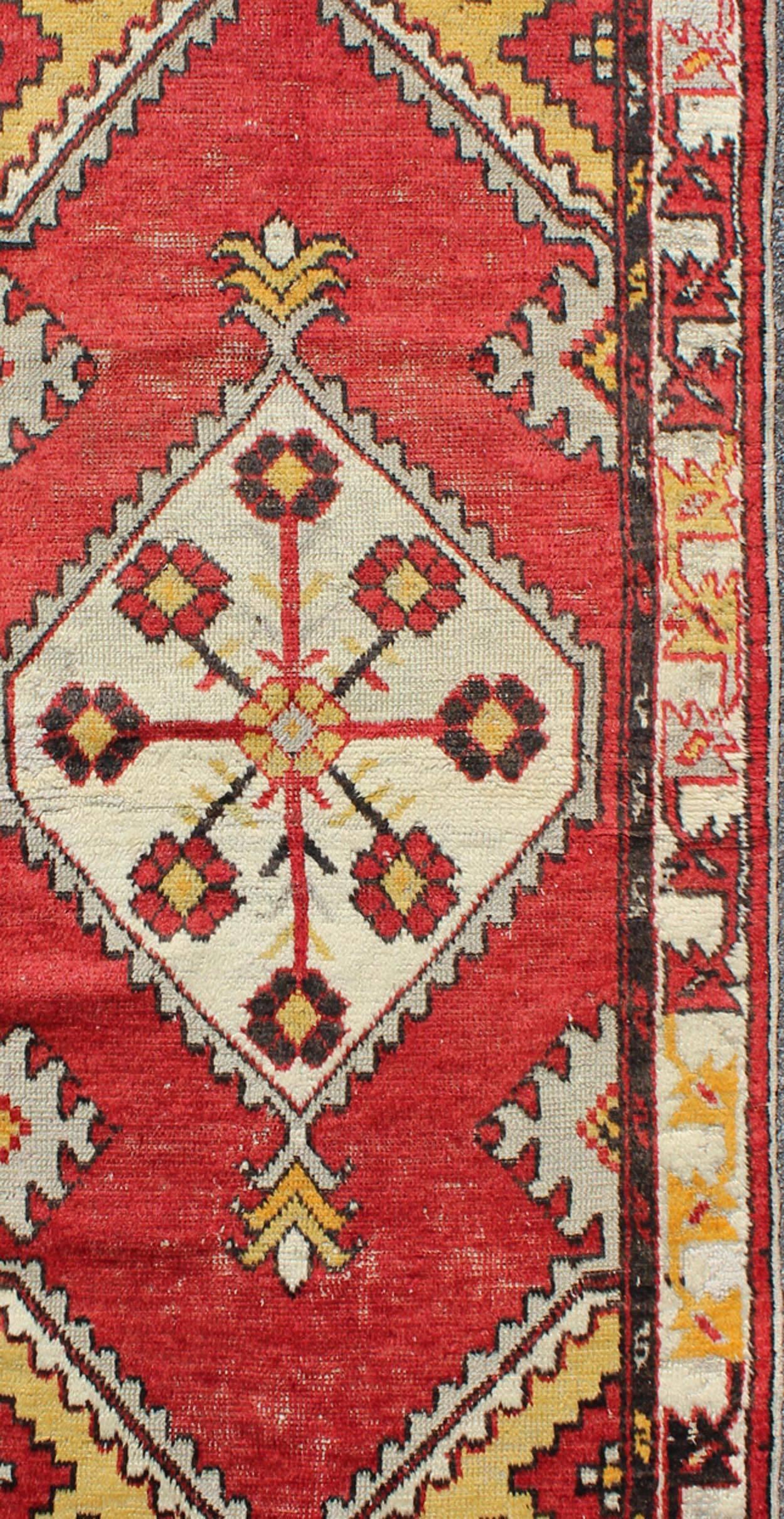 Tribal Medallion Vintage Turkish Oushak Rug in Red, Brown, Gray, Yellow In Excellent Condition For Sale In Atlanta, GA