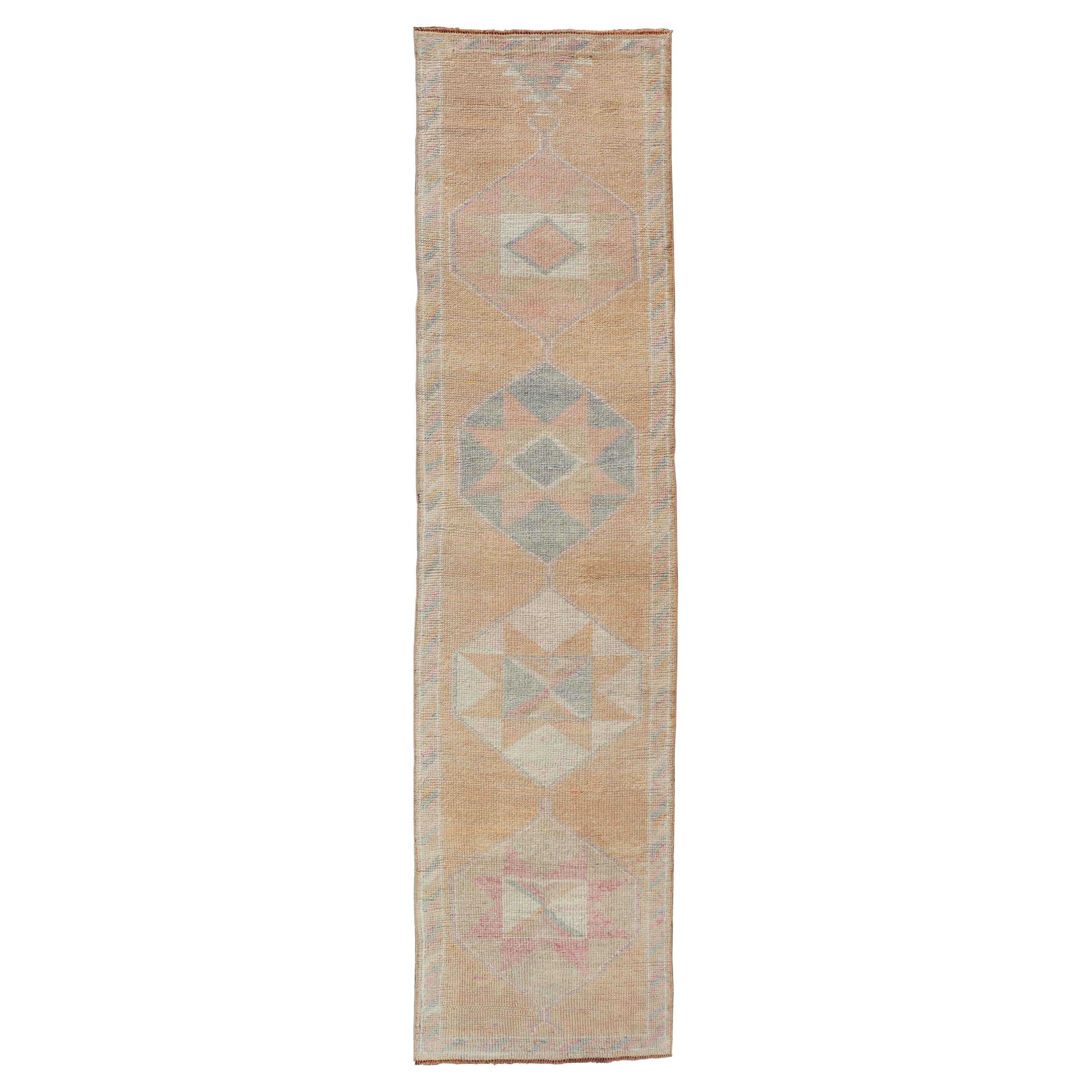 Türkischer Oushak-Läufer mit Stammes-Medaillon in Orange, Blau und Creme, Vintage