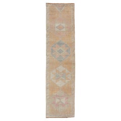 Türkischer Oushak-Läufer mit Stammes-Medaillon in Orange, Blau und Creme, Vintage