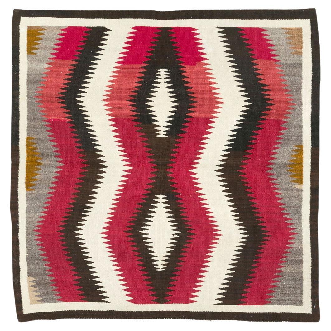 Handgefertigter amerikanischer Flachgewebteppich mit quadratischem Navajo-Akzent, Stammeskunst, Mitte des 20. Jahrhunderts