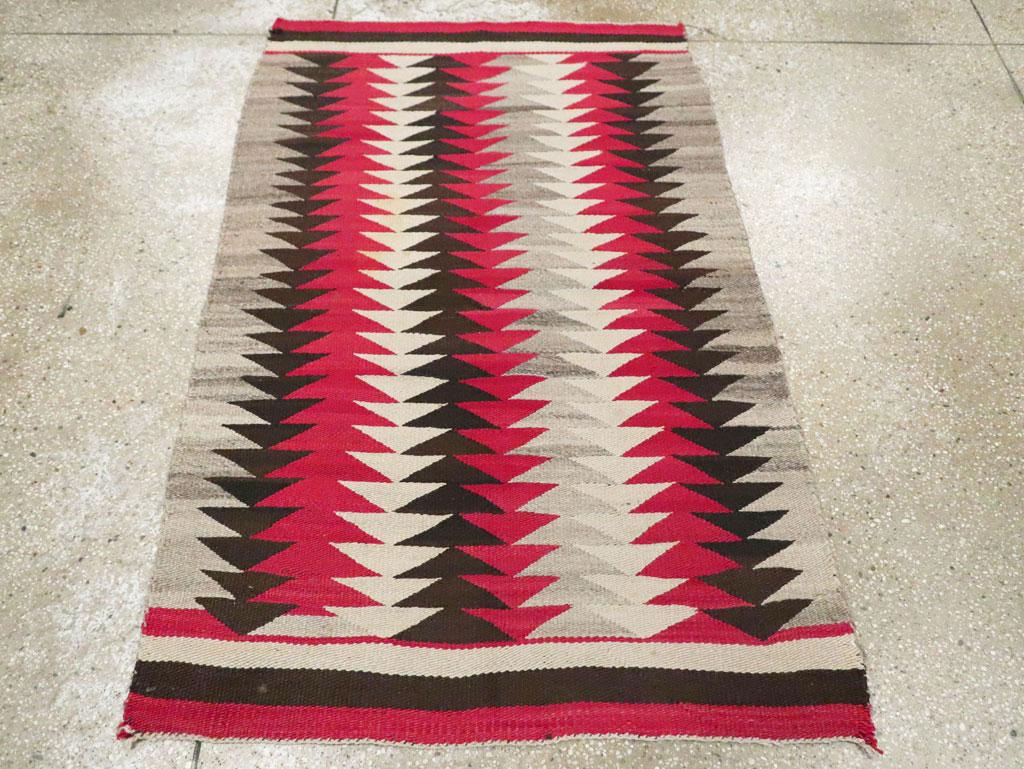Tribal Mid-20th Century Handmade American Flatweave Navajo Throw Rug In Excellent Condition For Sale In New York, NY