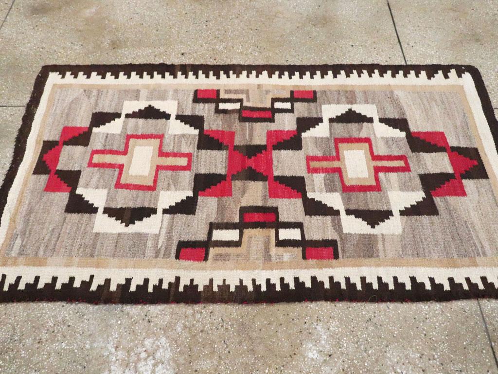 Tribal Mid-20th Century Handmade American Flatweave Navajo Throw Rug In Excellent Condition For Sale In New York, NY
