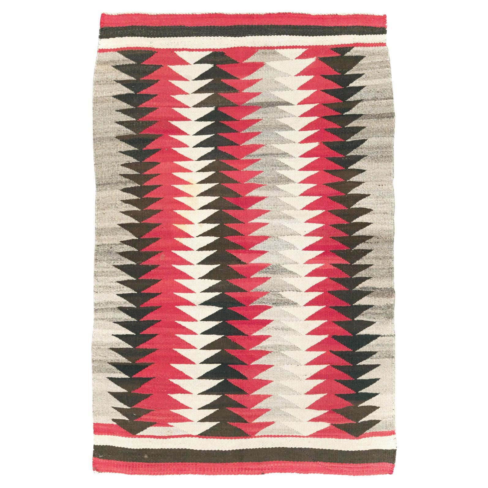Handgefertigter amerikanischer Flachgewebe-Navajo-Teppich, Stammeskunst, Mitte des 20. Jahrhunderts