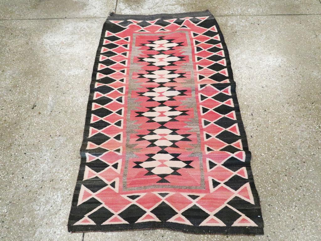 Tribal Mid-20th Century Handmade American Navajo Flatwoven Throw Rug In Excellent Condition For Sale In New York, NY