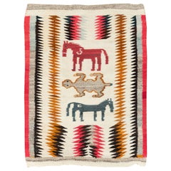 Alfombra tribal navajo de tejido plano pictórico americano de mediados del siglo XX hecha a mano
