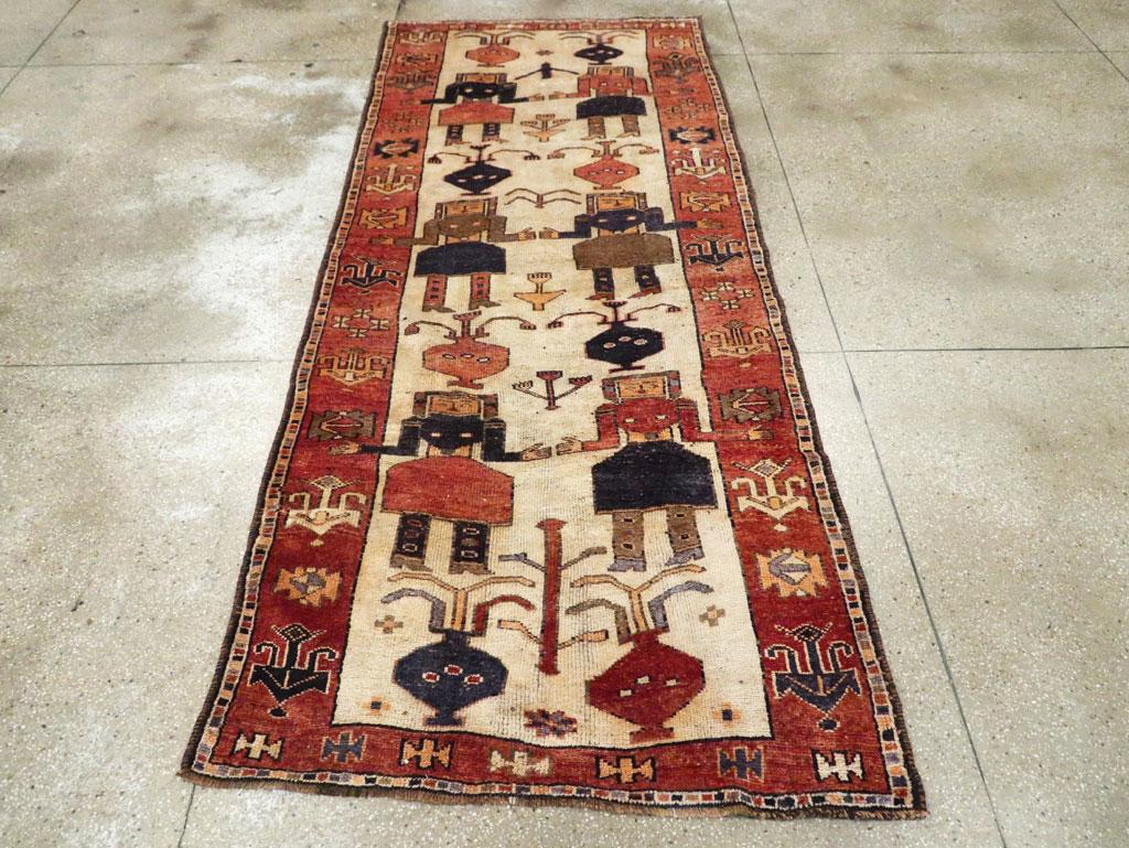 Tribal Mid-20th Century Handmade Persian Bakhtiari Pictorial Gallery Rug In Excellent Condition For Sale In New York, NY