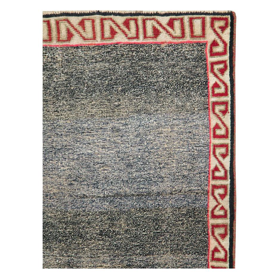 Handgefertigter persischer Gabbeh-Akzentteppich mit Stammesmotiv aus der Mitte des 20. Jahrhunderts (Stammeskunst) im Angebot