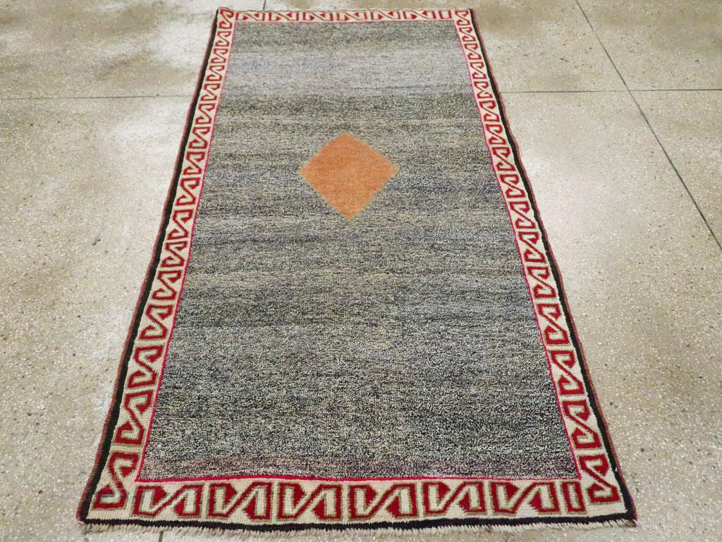 Handgefertigter persischer Gabbeh-Akzentteppich mit Stammesmotiv aus der Mitte des 20. Jahrhunderts (Persisch) im Angebot