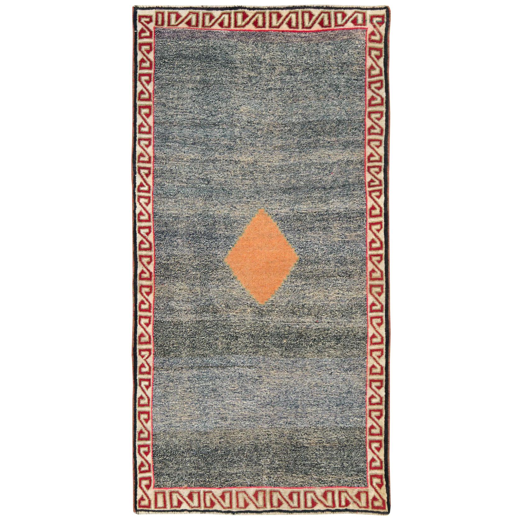 Handgefertigter persischer Gabbeh-Akzentteppich mit Stammesmotiv aus der Mitte des 20. Jahrhunderts