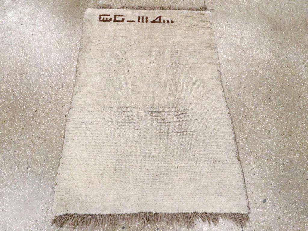 Alfombra persa tribal Gabbeh de mediados del siglo XX hecha a mano Tribal en venta