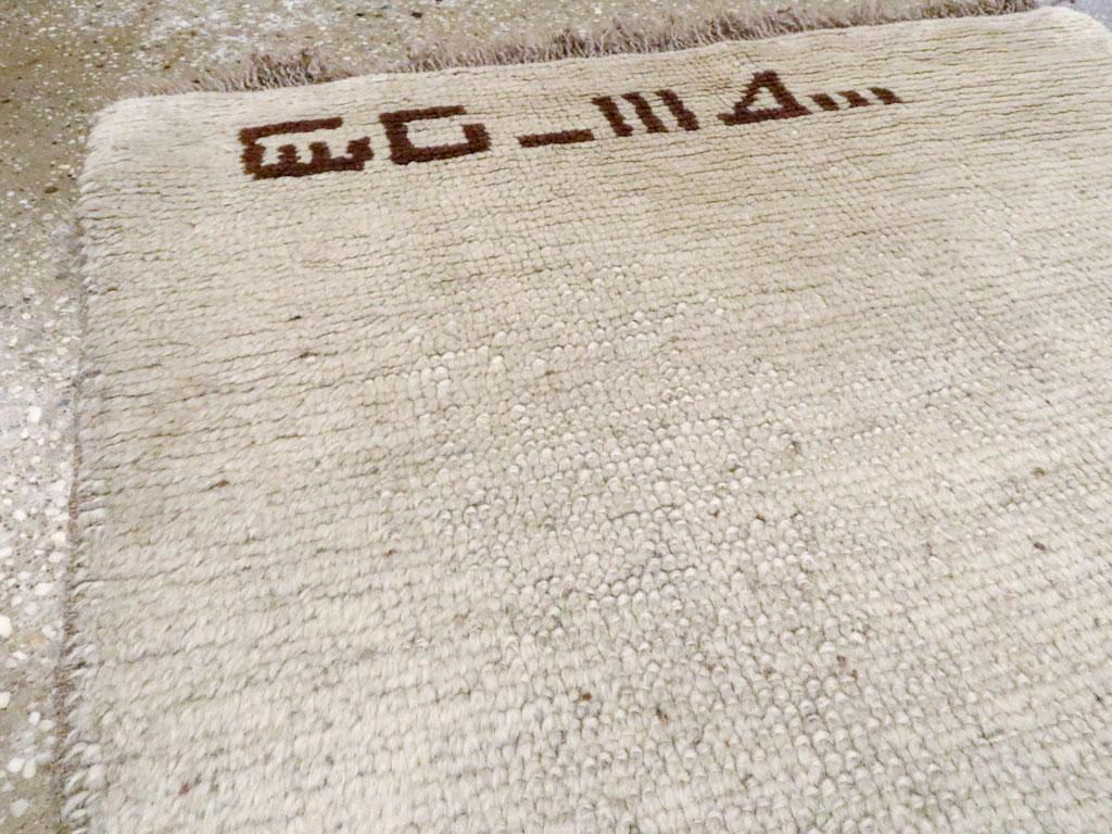Alfombra persa tribal Gabbeh de mediados del siglo XX hecha a mano Persa en venta
