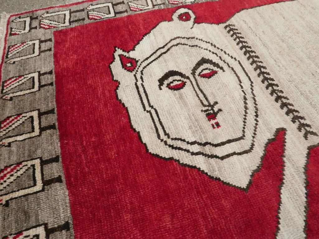 Handgefertigter persischer, malerischer Gabbeh-Akzentteppich, Stammeskunst, Mitte des 20. Jahrhunderts (Handgeknüpft) im Angebot