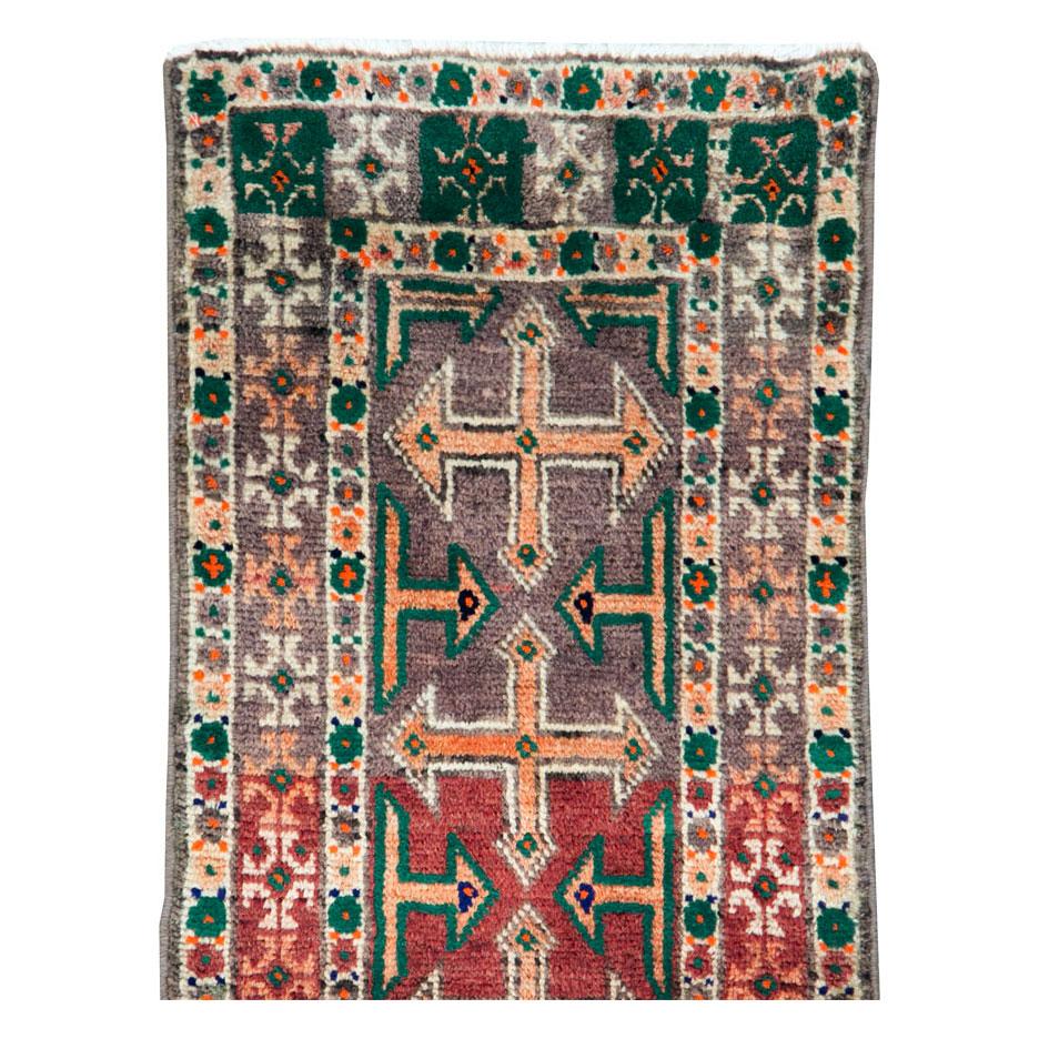Ein alter persischer Turkoman-Stammesteppich im Läuferformat, handgefertigt in der Mitte des 20. Jahrhunderts. Obwohl dieser Teppich persischen Ursprungs ist, stammen die Wurzeln der Turkoman-Teppiche aus dem zentralasiatischen Raum.

Maße: 1' 6