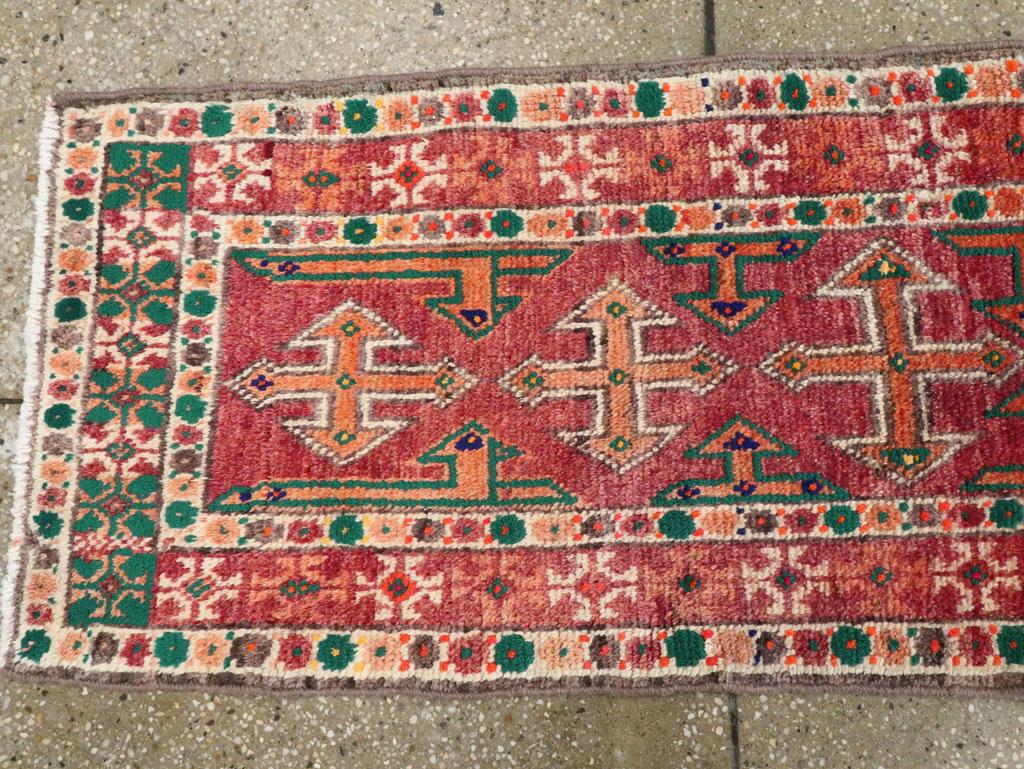 Handgefertigter persischer Turkoman-Läufer, Stammeskunst, Mitte des 20. Jahrhunderts im Angebot 1