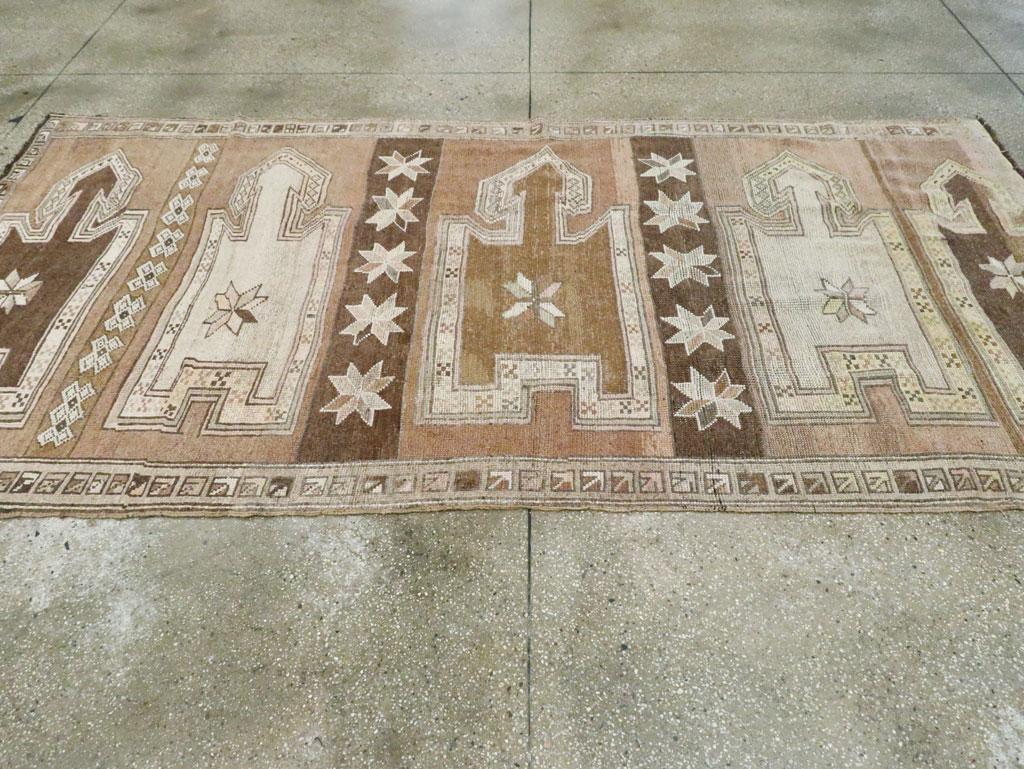 Tribal Mitte des 20. Jahrhunderts Handgefertigter Türkisch Anatolischer Galerieteppich im Angebot 1