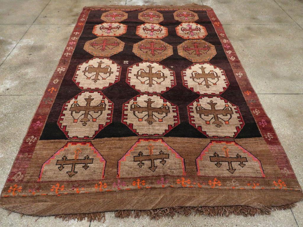 Tribal Mid-20th Century Handmade Turkish Anatolian Room Size Carpet In Excellent Condition For Sale In New York, NY