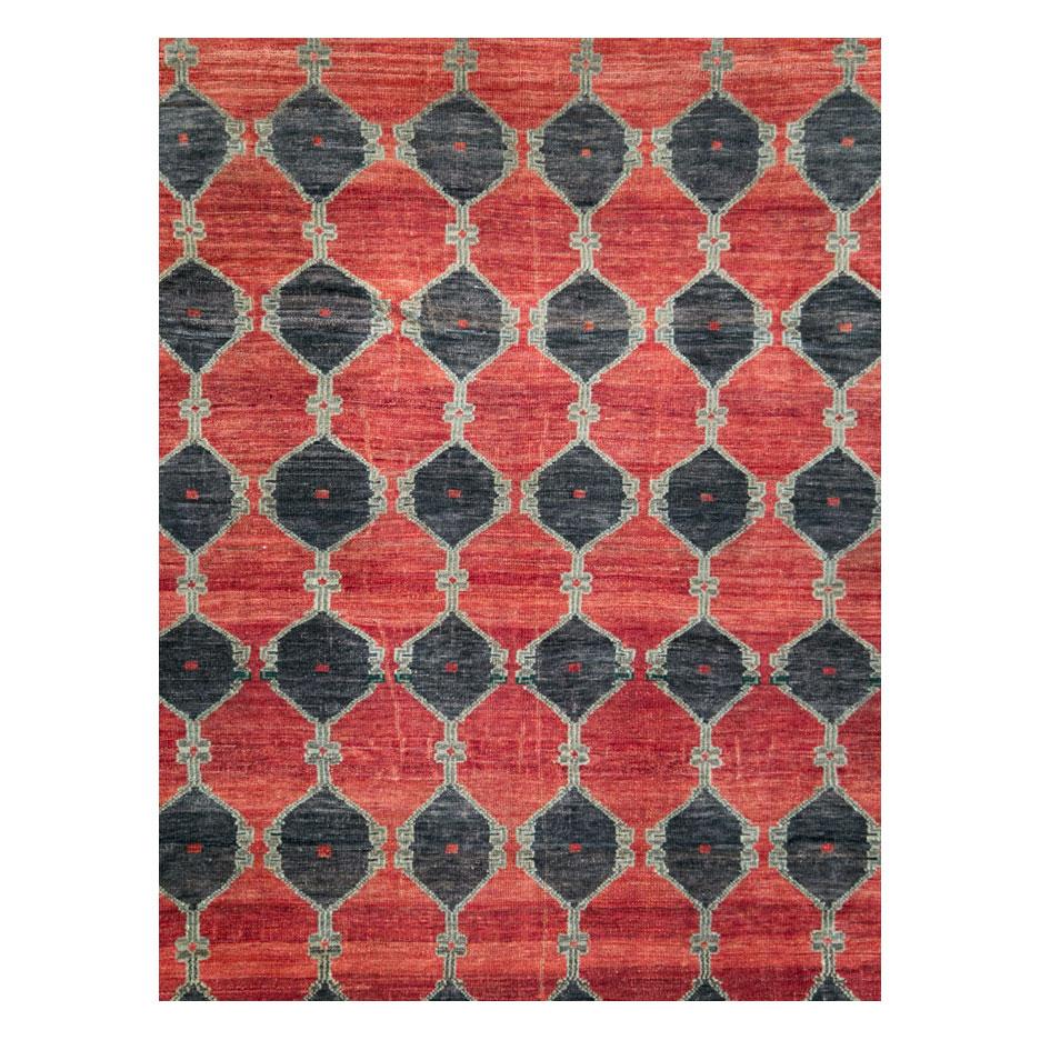 A vintage Turkish Anatolian room size carpet in handmade during the mid-20th century with a hexagonal lattice design in grey over an open red field.

Measures: 8' 9