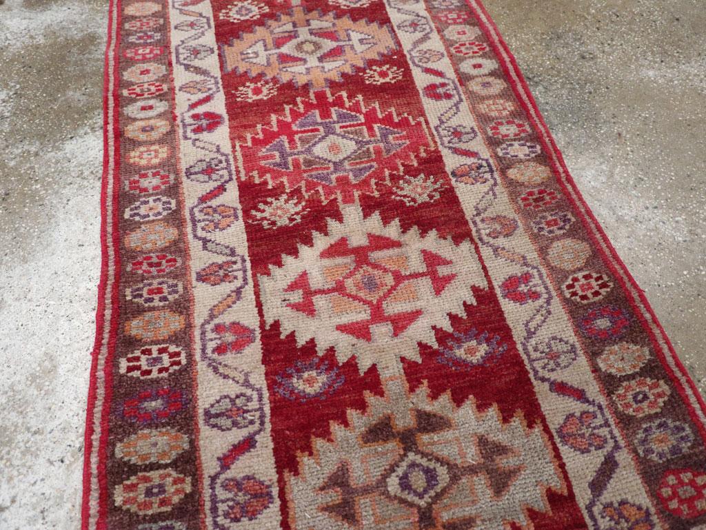 Handgefertigter türkisch-anatolischer Stammes-Läufer aus der Mitte des 20. (Stammeskunst) im Angebot