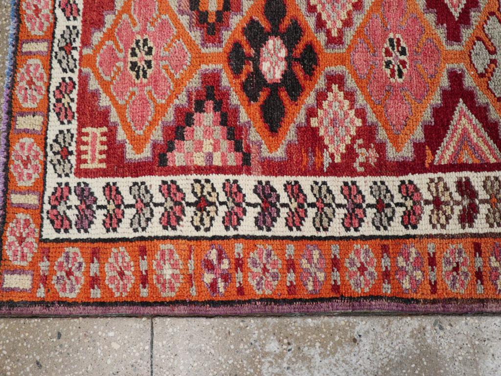 Noué à la main Tapis de couloir tribal turc d'Anatolie du milieu du 20e siècle, fait à la main en vente