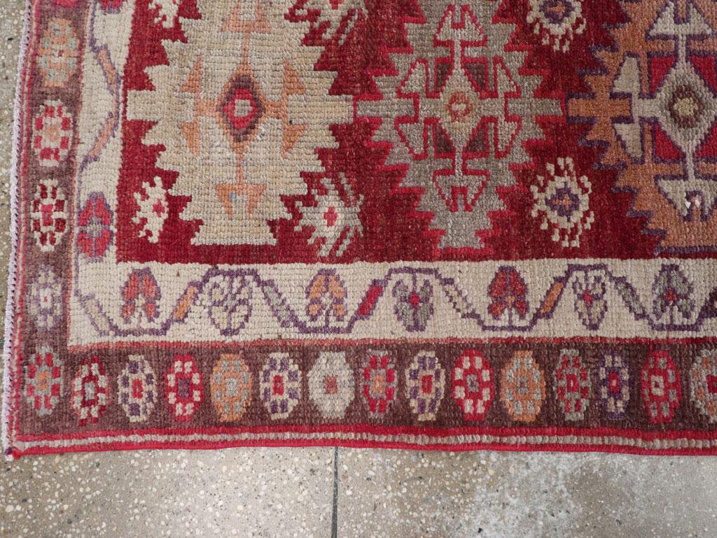 Handgefertigter türkisch-anatolischer Stammes-Läufer aus der Mitte des 20. (Handgeknüpft) im Angebot