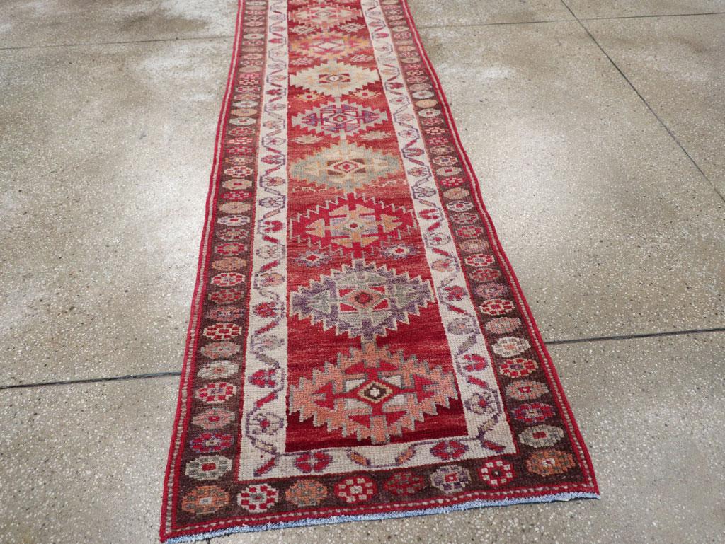 Tapis de couloir tribal turc d'Anatolie du milieu du 20e siècle, fait à la main Excellent état - En vente à New York, NY