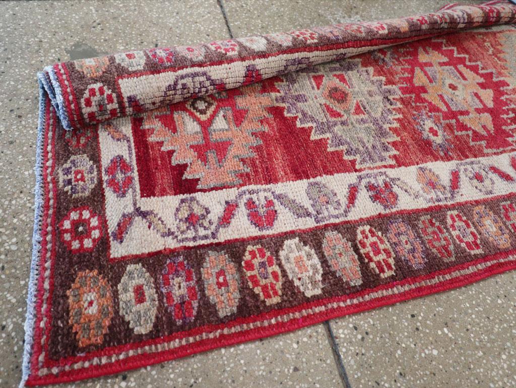 Handgefertigter türkisch-anatolischer Stammes-Läufer aus der Mitte des 20. (Wolle) im Angebot
