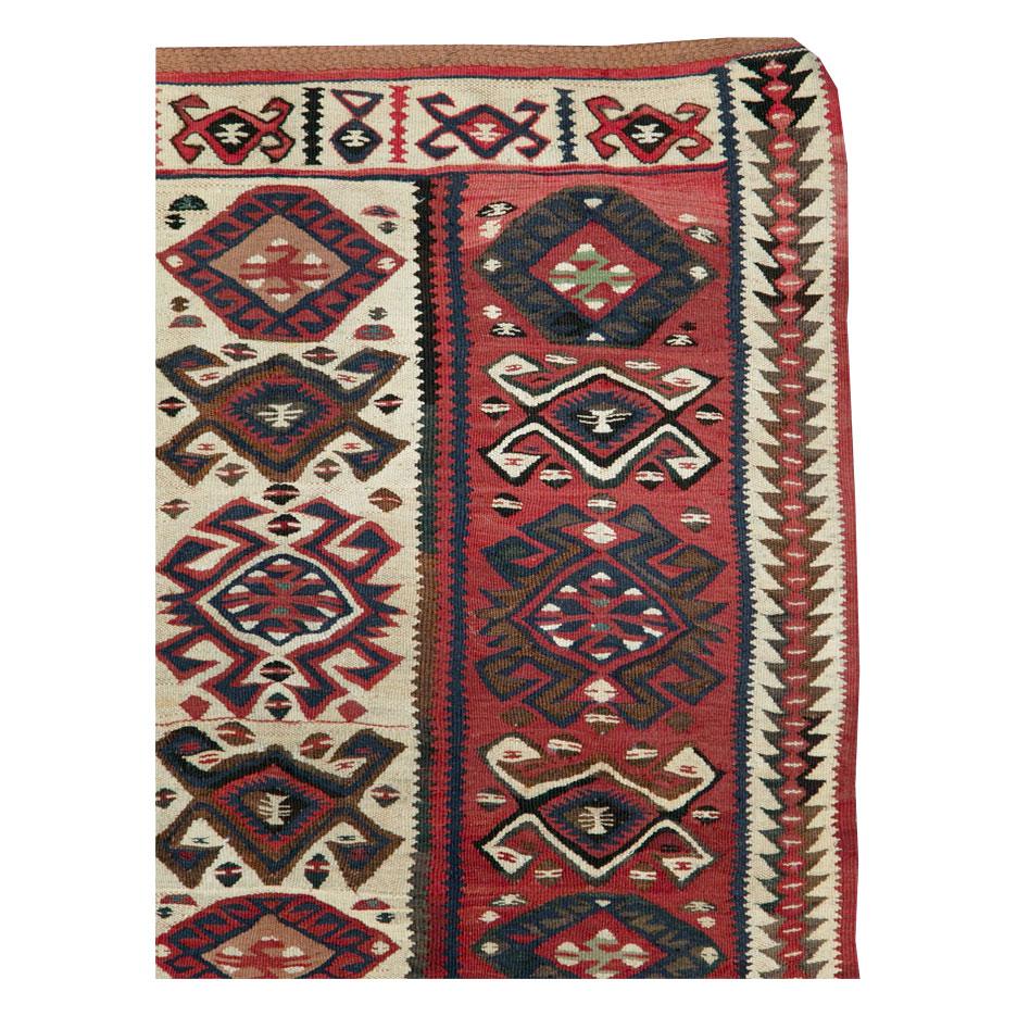 Tapis Kilim turc vintage à tissage plat, fabriqué à la main au milieu du 20e siècle, avec un motif tribal.

Mesures : 3' 6
