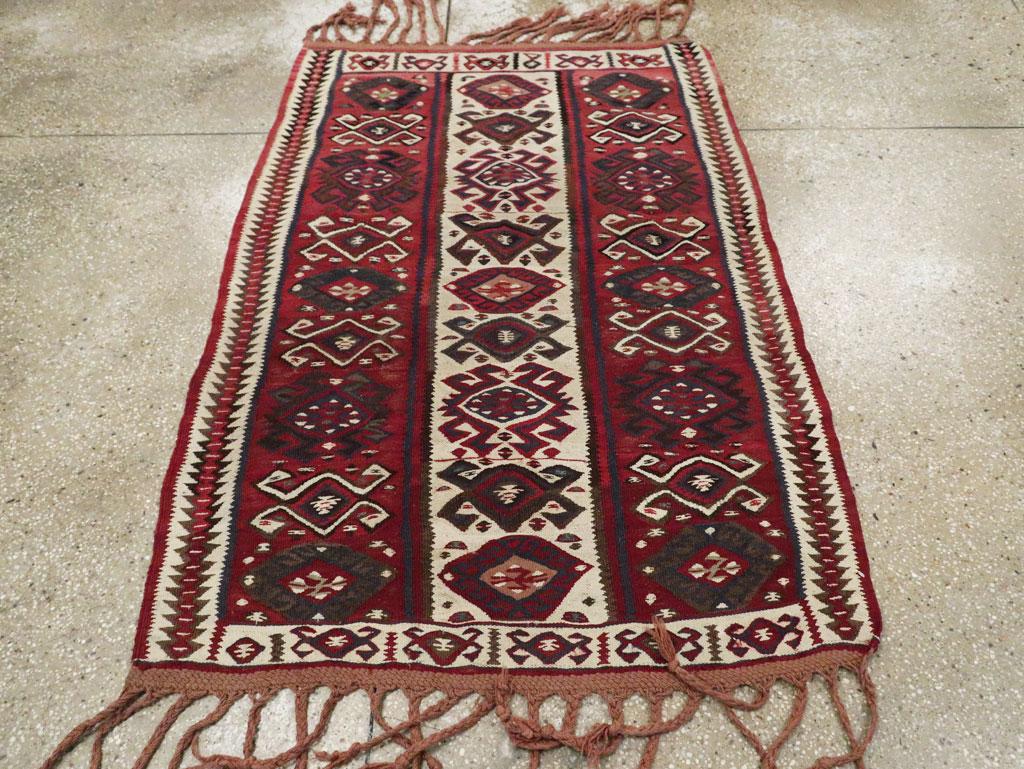 Tribal Mid-20th Century Handmade Turkish Flat-Weave Kilim Throw Rug In Excellent Condition For Sale In New York, NY