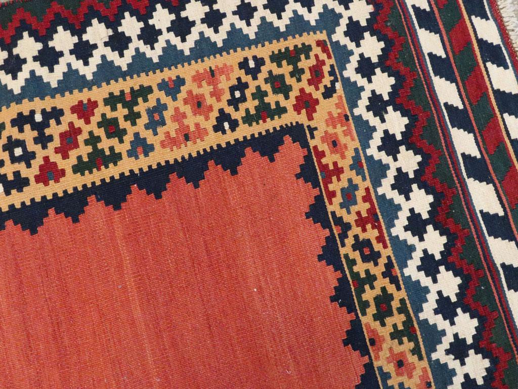Tappeto tribale persiano Qashqai della metà del XX secolo a trama piatta Rug & Kilim In condizioni buone in vendita a New York, NY