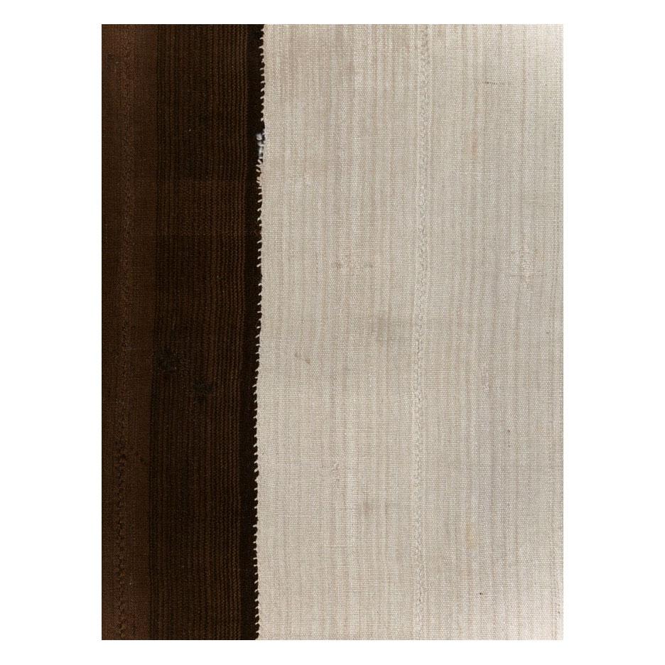 Ein alter türkischer Flachgewebe-Kilim-Teppich aus der Mitte des 20. Jahrhunderts in Braun- und Cremetönen.

Maße: 6' 0
