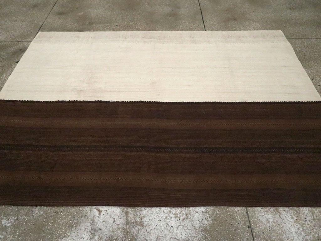 Türkischer Flachgewebter Kelim-Akzentteppich in Braun & Creme, Stammeskunst, Mitte des 20. Jahrhunderts im Angebot 2