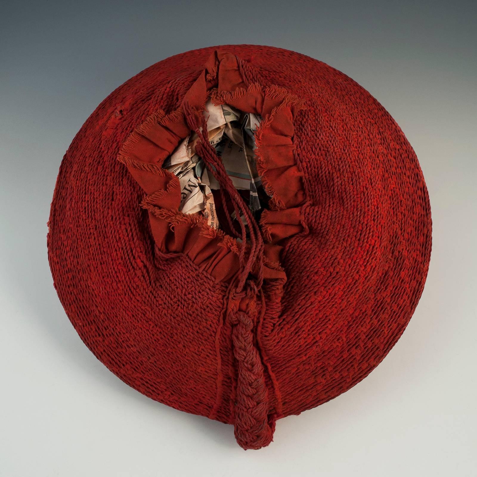 Mitte des 20. Jahrhunderts Stammesangehörige der Zulu-Frauen, gewebter roter Baumwollhut, Isicholo, aus Südafrika.

Die ungewöhnliche Spiralbindung auf diesem Baumwoll-Isicholo macht ihn zu einem schönen und seltenen Beispiel für die Hüte, die bei