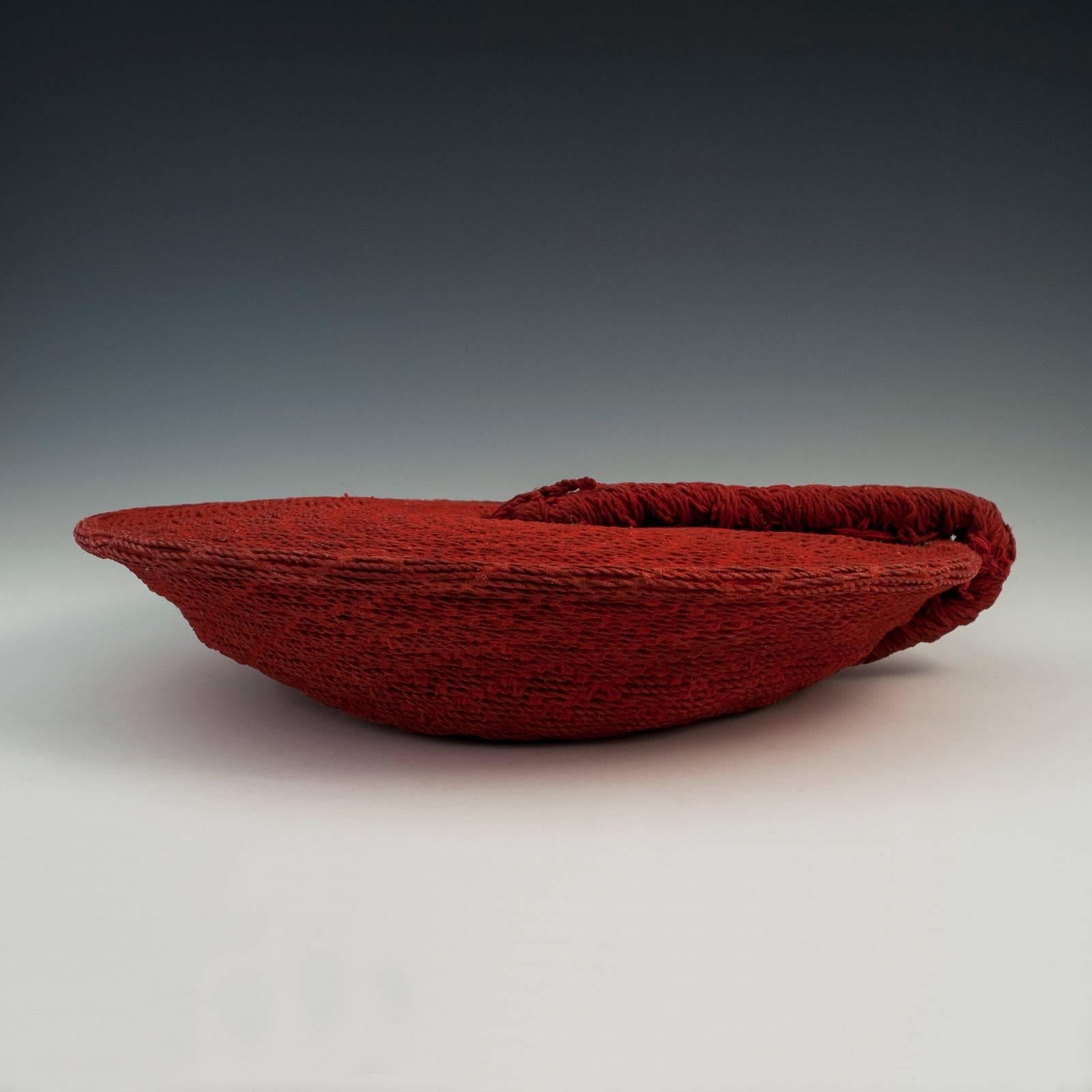 Afrikanischer Stammeskunst-Hut für schwedische Frauen aus roter Baumwolle aus der Mitte des 20. Jahrhunderts, Isicholo, Südafrika (Südafrikanisch) im Angebot