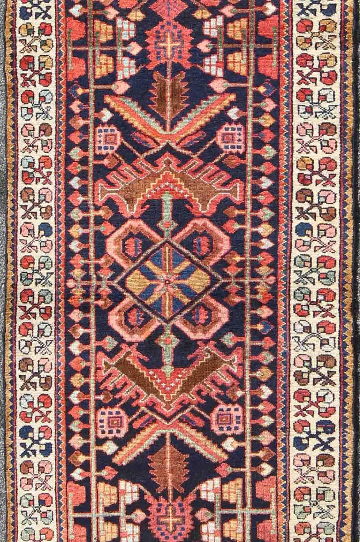 Persischer Hamedan-Teppich aus der Mitte des Jahrhunderts in Mitte des Jahrhunderts in Mitternachtsblau, Rot, Grün und Braun, Stammeskunst (Malayer) im Angebot