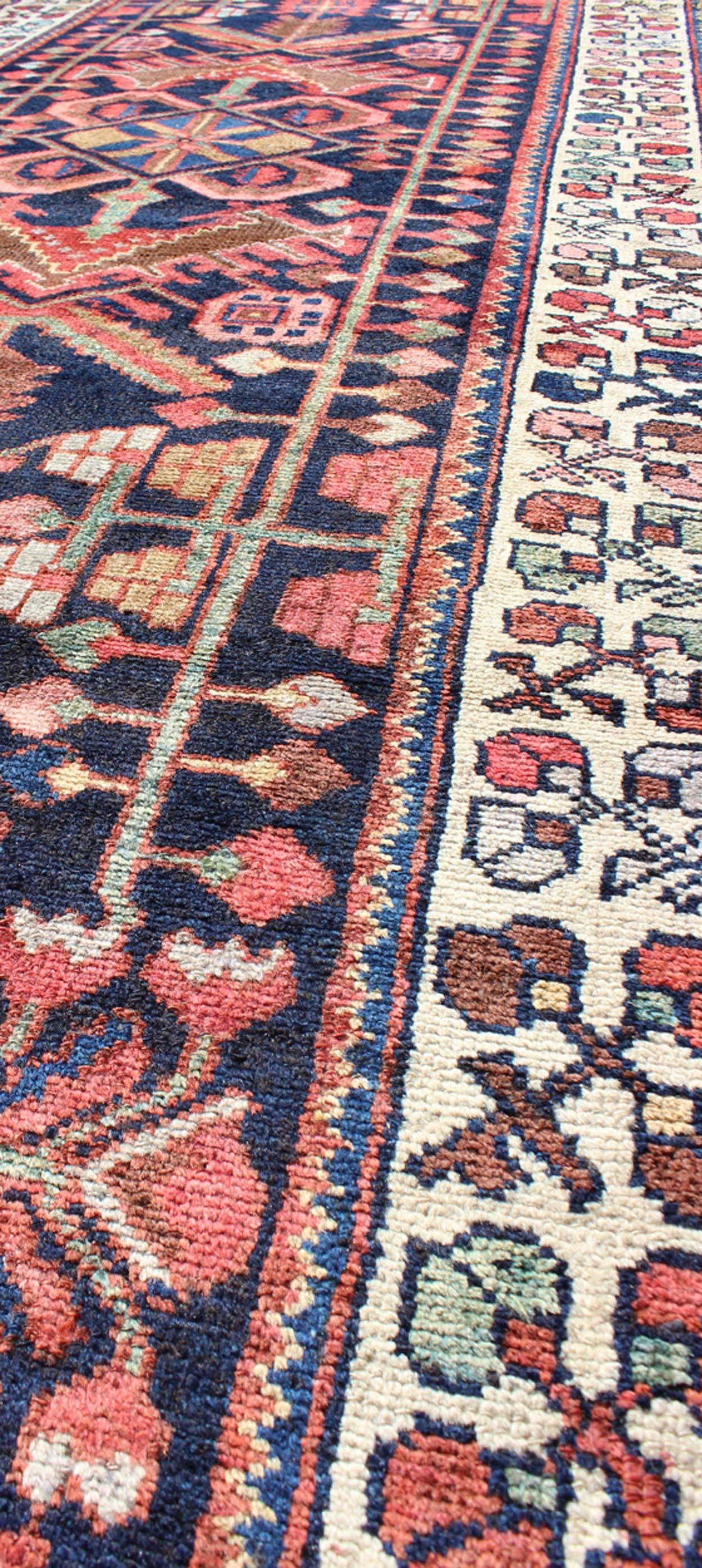 Persischer Hamedan-Teppich aus der Mitte des Jahrhunderts in Mitte des Jahrhunderts in Mitternachtsblau, Rot, Grün und Braun, Stammeskunst im Zustand „Gut“ im Angebot in Atlanta, GA